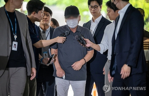 9명의 사망자를 낸 서울 시청역 역주행 사고 가해 차량 운전자 차모 씨가 구속 전 피의자 심문(영장실질심사)을 받기 위해 30일 오전 서초구 서울중앙지법으로 들어서고 있다. 차씨는 지난 1일 오후 9시 27분 중구 시청역 인근에서 차량을 몰던 중 역주행 후 인도로 돌진해 인명피해를 낸 혐의(교통사고처리특례법상 치사)를 받는다. [연합뉴스]